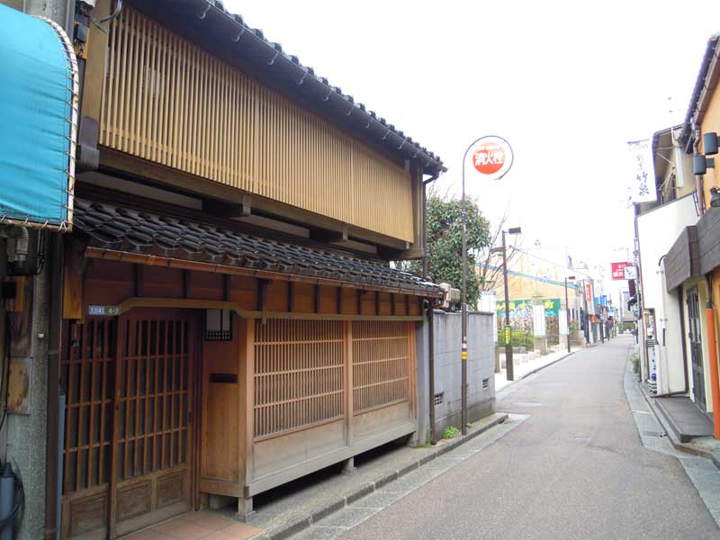 金沢木倉町（きぐらまち）通り。茶屋風民家